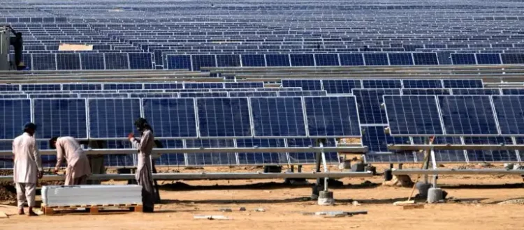 [Solar panels on homes and businesses in Karachi – Photo by Hexzain/ Shutterstock] Image Source: World Resources Institute.