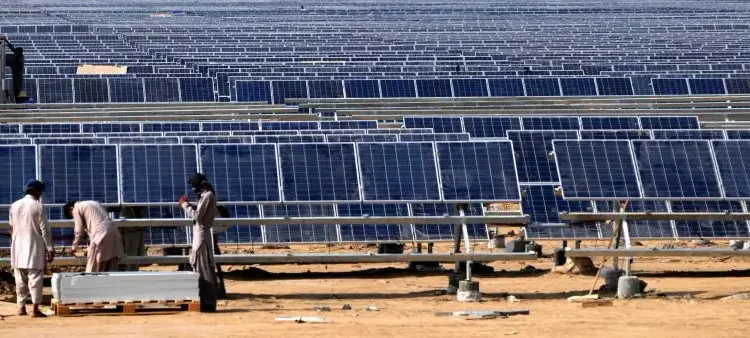 [Solar panels on homes and businesses in Karachi – Photo by Hexzain/ Shutterstock] Image Source: World Resources Institute.