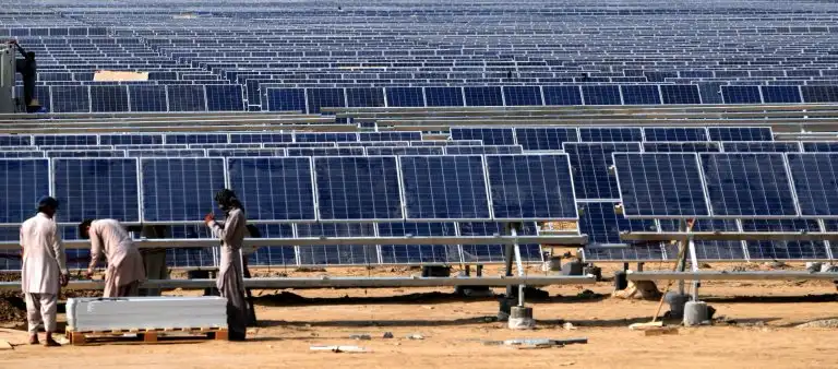 [Solar panels on homes and businesses in Karachi – Photo by Hexzain/ Shutterstock] Image Source: World Resources Institute.