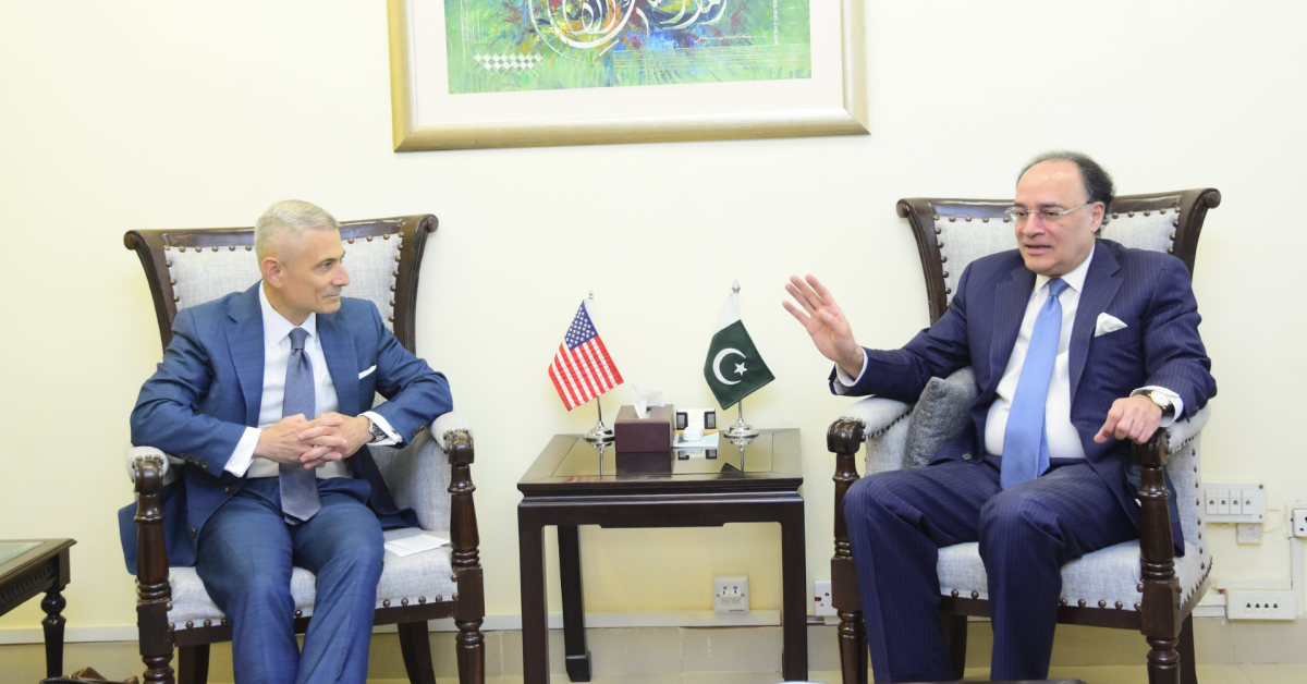 finance minister of pakistan in talks with US